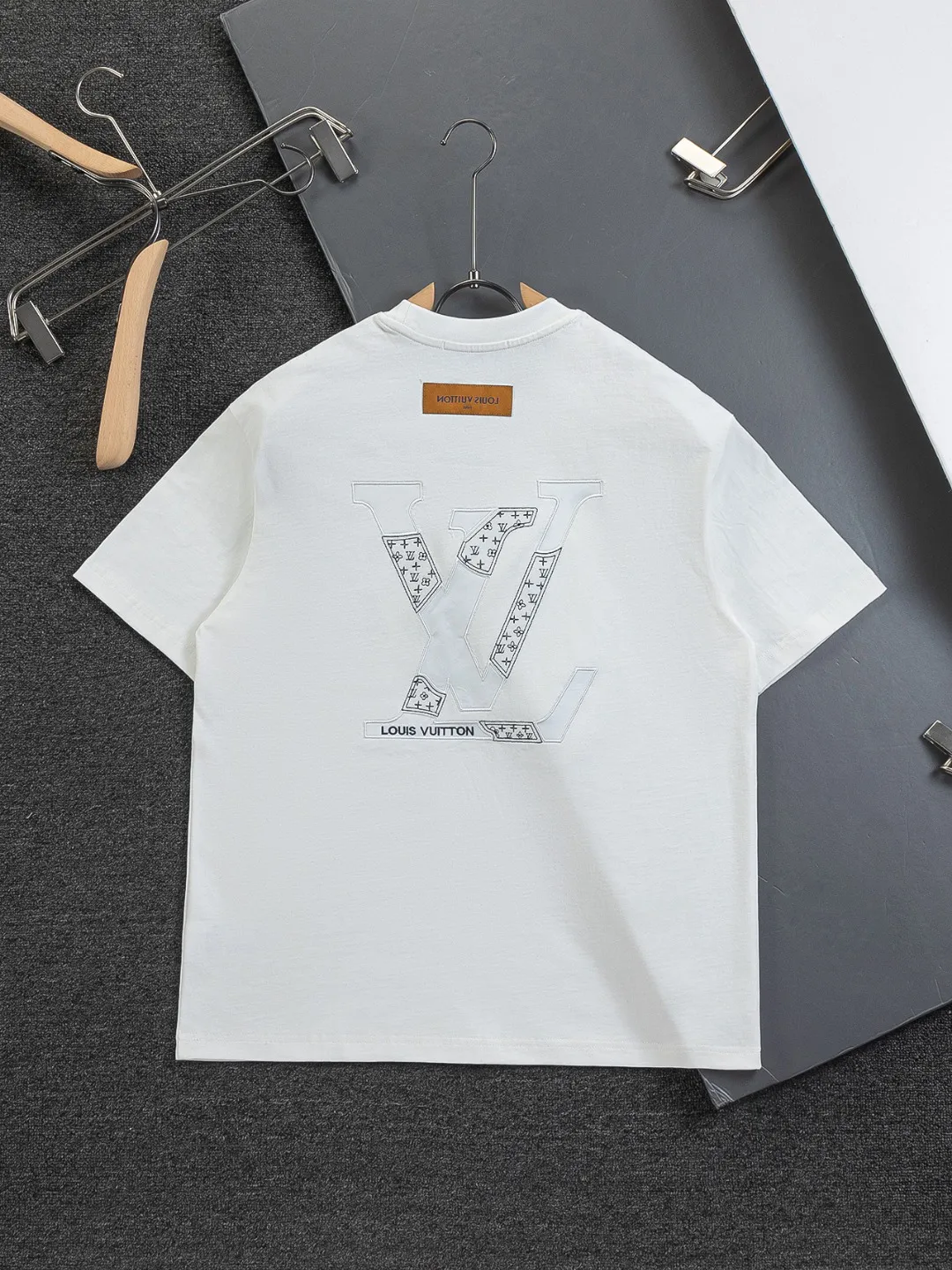 🅿️190 Louis Vuitton 1V LV lv slightly wide version S-XL LV 26ss new products are available at the counter simultaneously. Multiple craftsmanship. Chest patch letter 🪡 embroidery. Back patch letter large logo 🪡 embroidery. Round neck short-sleeved T-shirt, same style for men and women! Consigned to one-to-one creation. Synchronized with the official website, pure cotton fabrics at the counter! It is close to the skin and comfortable, durable and easy to wear. It has a classic and simple logo design and meticulous original craftsmanship. Short-sleeves, a must-have item for men, do not appear to be the same for the general public, but must be unique and eye-catching. This LV short-sleeve is all about quality, comfort, the same shape and fashion as always, including fabrics and cutting techniques. All of them have been made with great effort! 320 grams of washed pure cotton fabric, pure cotton is breathable, very refreshing and comfortable for daily wear. The rib knitting on the neckline is smooth and tight, and the neckline will not be skewed if you toss it at will. The loose version, you will find that it looks really good on the upper body. The overall is minimalist and neat, super versatile for daily use! Pair it casually with a pair of pants for a youthful look. A T-shirt will make your outfit crazy. It is a fashionable item that can never go wrong! Color: Black White Size: S-XL Size chart: S: Shoulder width 50-Bust 56-Length 70 M: Shoulder width 52-Bust 57-Length 72 L: Shoulder width 54-Bust 59-Length 74 XL: Shoulder width 56-Bust 62-Length 76